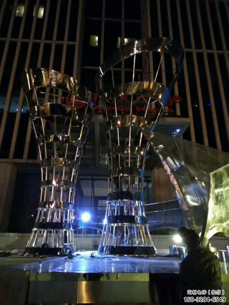 鏤空酒瓶雕塑廠家，公園不銹鋼酒瓶雕塑制作