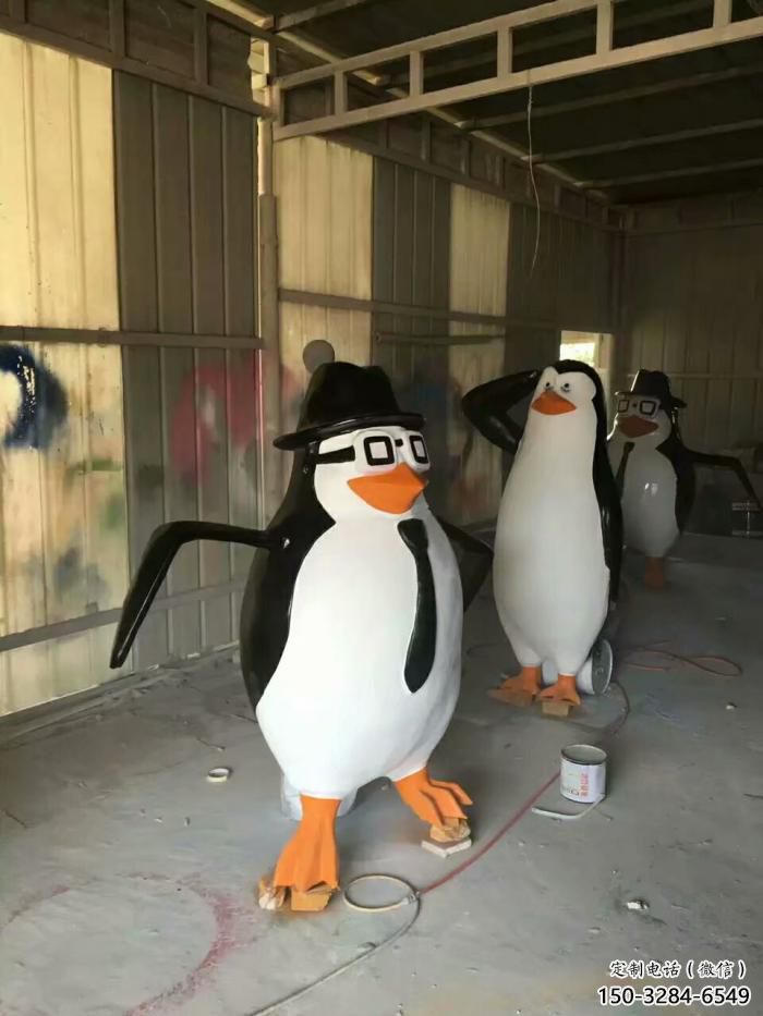園林玻璃鋼企鵝雕塑 城市廣場(chǎng)雕塑 步行街?jǐn)[件