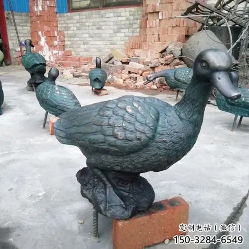 鴨子雕塑廠家，仿真動(dòng)物， 公園廣場街頭擺件 (5)