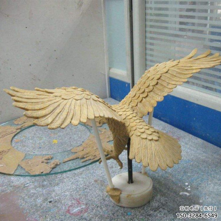 老鷹踏球雕塑，仿真鳥禽類，玻璃鋼材質(zhì)雕塑