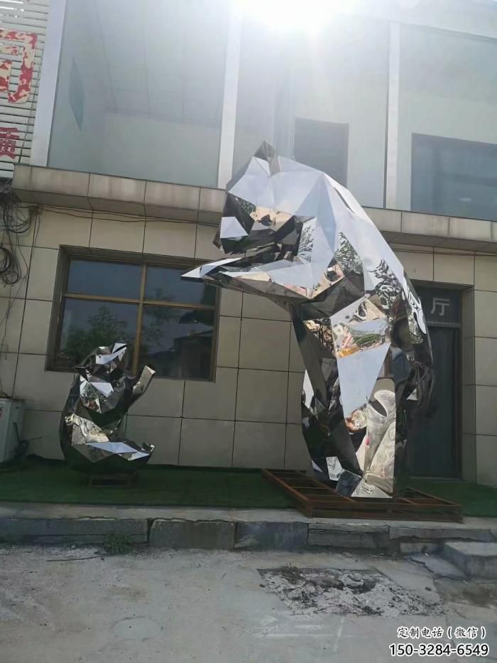 步行街狗熊雕塑，鑄銅農(nóng)耕雕塑，鏤空方式