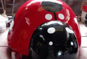 城市瓢蟲雕塑，網(wǎng)格體育雕塑，古銅效果