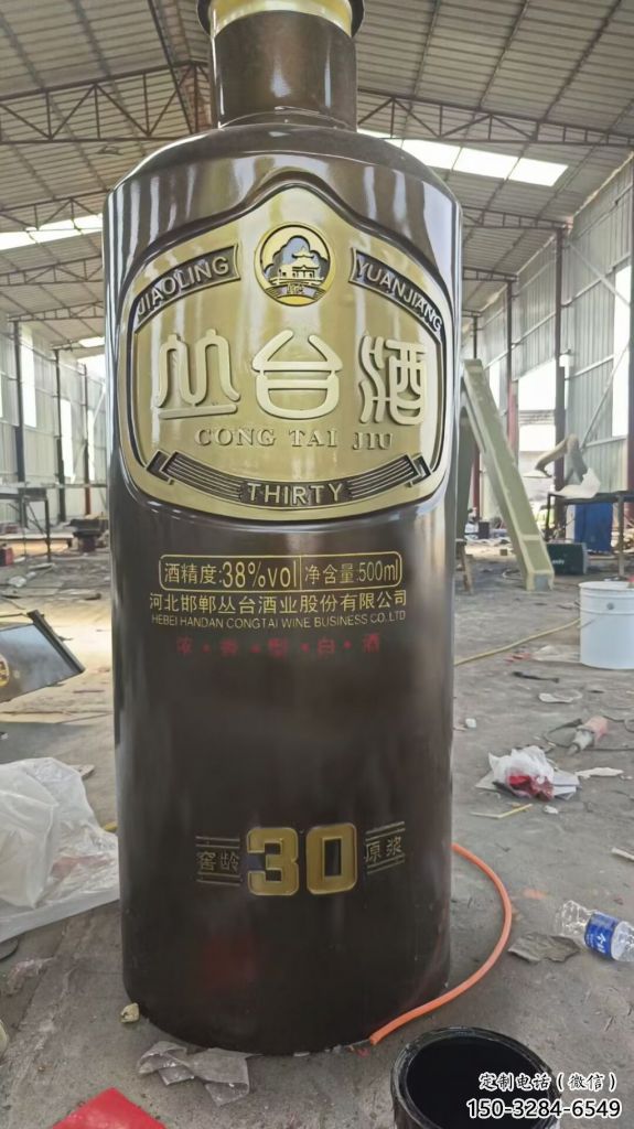 室內(nèi)酒瓶雕塑，拉絲景觀雕塑，抽象效果