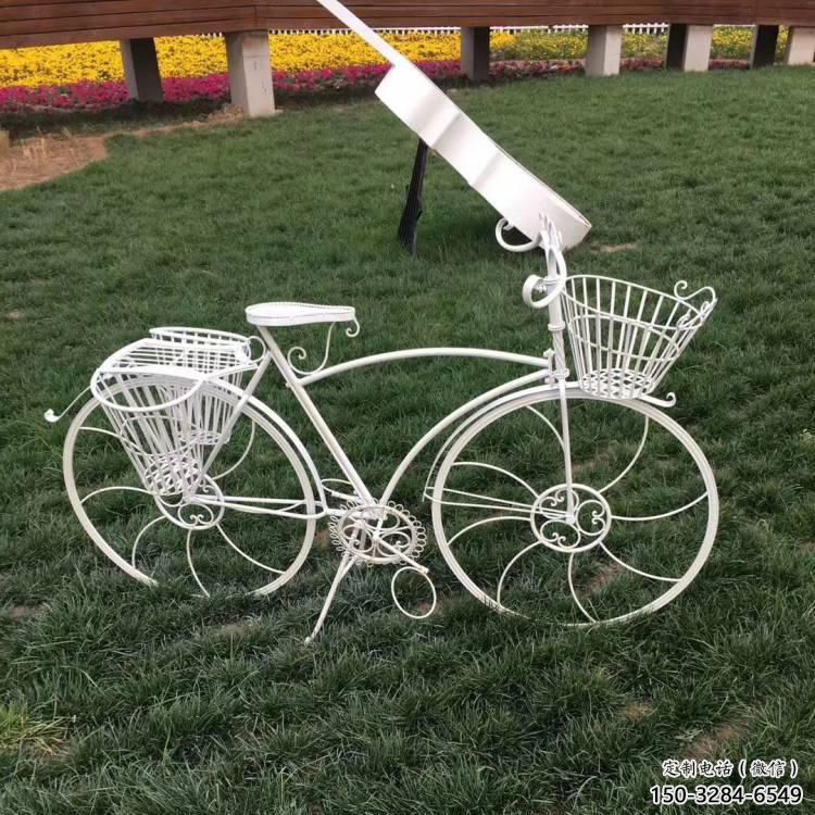 草地自行車雕塑 現(xiàn)代校園運(yùn)動(dòng)員雕塑 大型體育雕塑