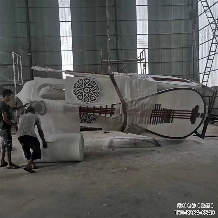 烤漆琵琶雕塑 鋼管樂器雕塑 室內(nèi)音樂雕塑