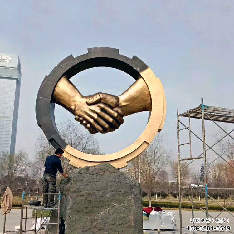 大型握手雕塑 鍛造發(fā)光雕塑 房地產(chǎn)誠信雕塑