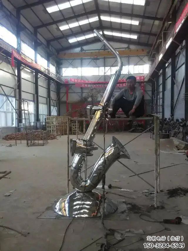 現(xiàn)代薩克斯雕塑 大型別墅區(qū)樂器雕塑 彩繪西方樂隊雕塑