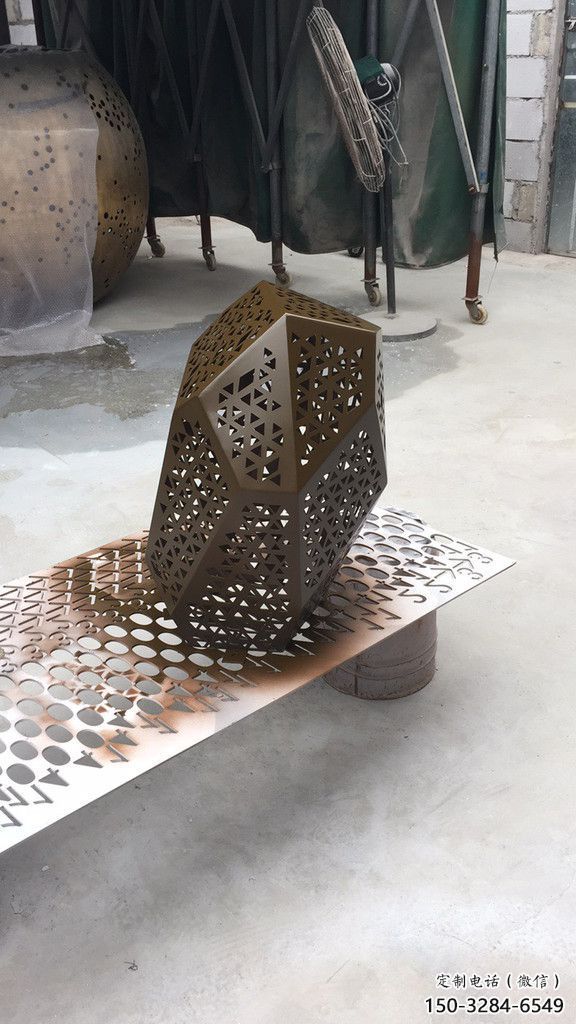 現(xiàn)代鵝卵石雕塑 大型別墅區(qū)空心石雕塑 彩繪雕塑