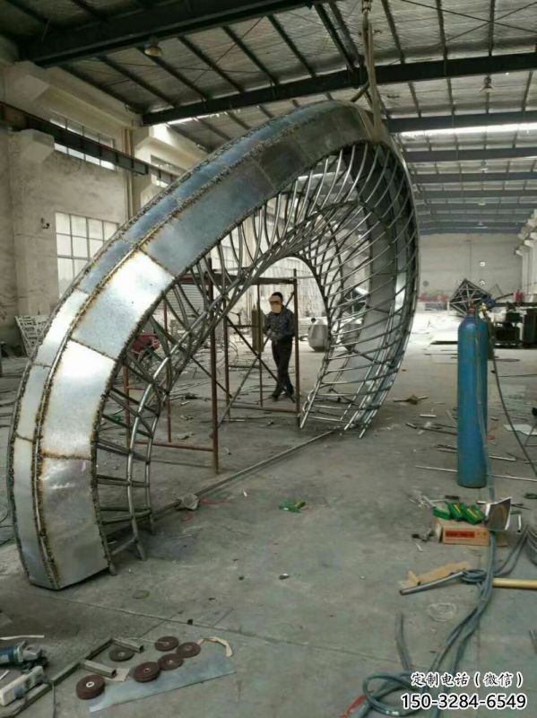 鏤空半圓門頭雕塑，不銹鋼結(jié)構(gòu)大門雕塑制作