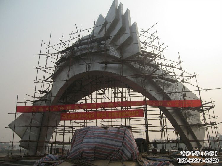 大門雕塑安裝，不銹鋼大門雕塑制作現(xiàn)場