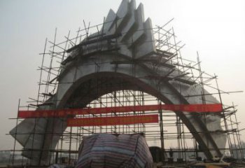 大門雕塑安裝，不銹鋼大門雕塑制作現(xiàn)場