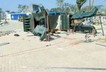 現(xiàn)場(chǎng)安裝青銅鼎雕塑