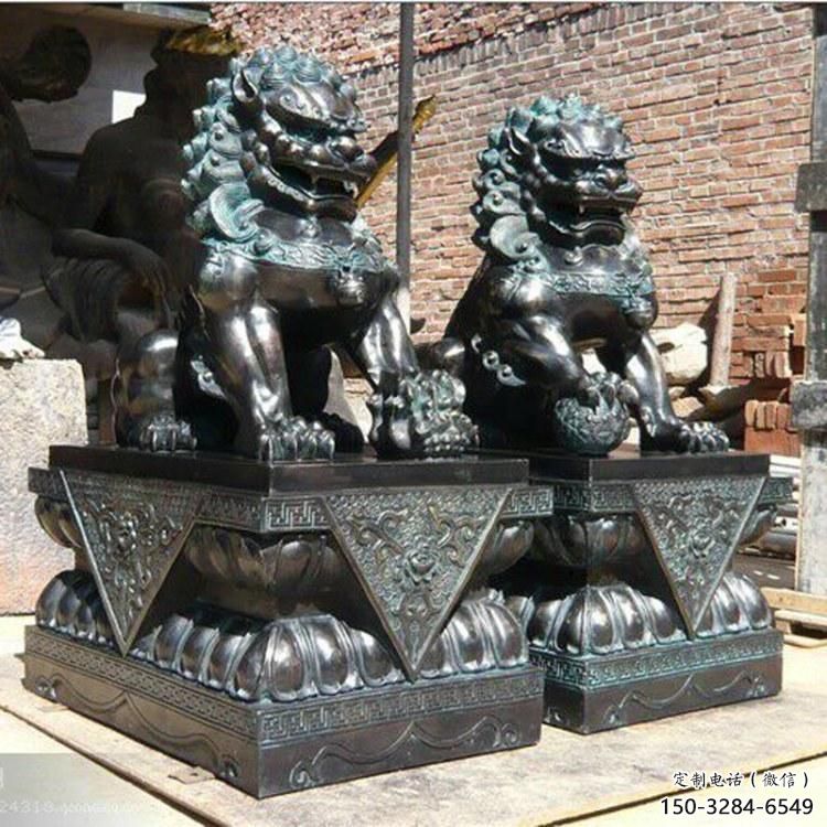 青銅獅子雕塑供應(yīng)，城區(qū)小品，戶外蹲獅雕塑制造商
