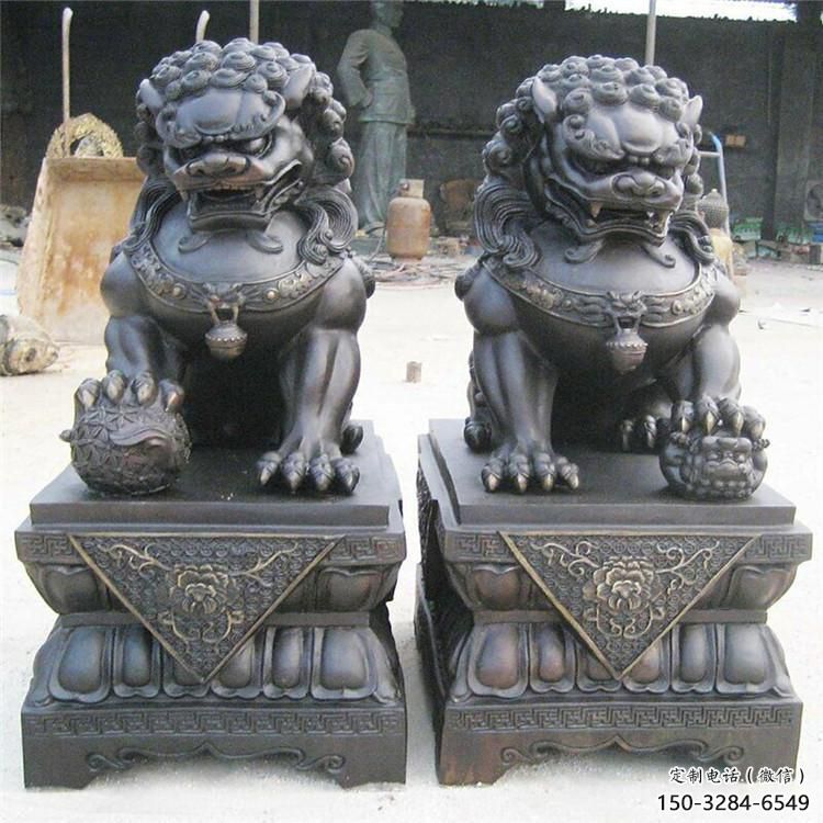 青銅獅子雕塑生產(chǎn)，圓雕系列，仿古蹲獅雕塑生產(chǎn)商