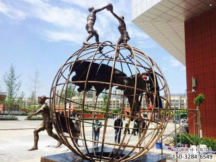 地球儀雕塑供應(yīng)，地標(biāo)擺件，地球儀人物雕塑制造廠家