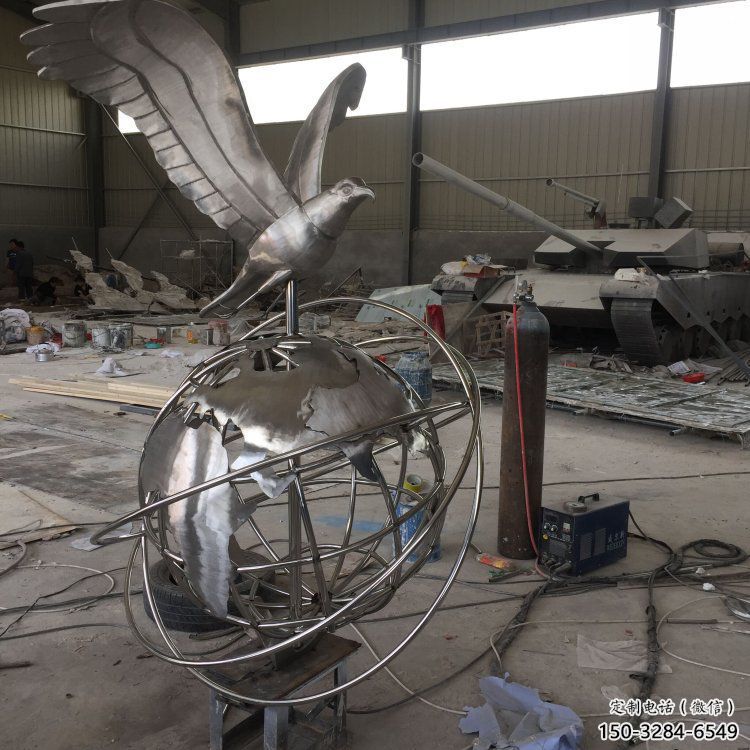 地球儀雕塑選用，美陳雕塑，金屬老鷹踩地球儀雕塑標準