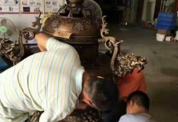 制作中博山爐銅雕塑