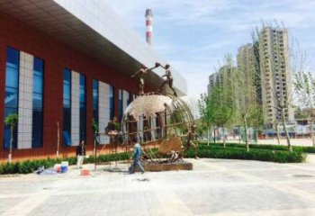 地球儀雕塑定價，拉絲工藝，地球儀人物雕塑制作