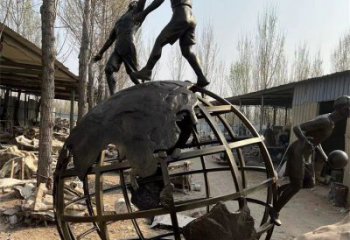 地球儀雕塑制作，美陳雕塑，地球儀人物雕塑制造廠家