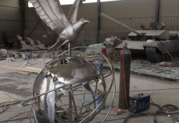 地球儀雕塑選用，美陳雕塑，金屬老鷹踩地球儀雕塑標(biāo)準(zhǔn)