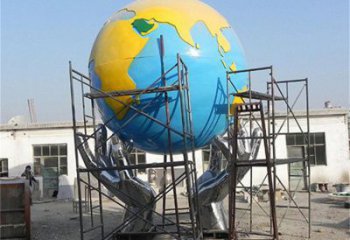 地球儀雕塑制作，村標(biāo)概念，鍛鋼手托地球儀雕塑廠家