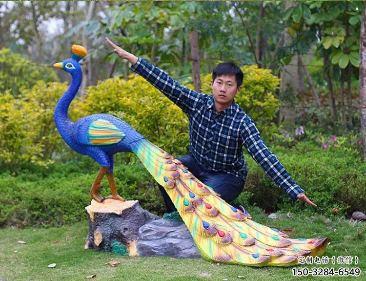 彩繪孔雀雕塑觀賞型，公園小品，別墅仿真孔雀雕塑廠家