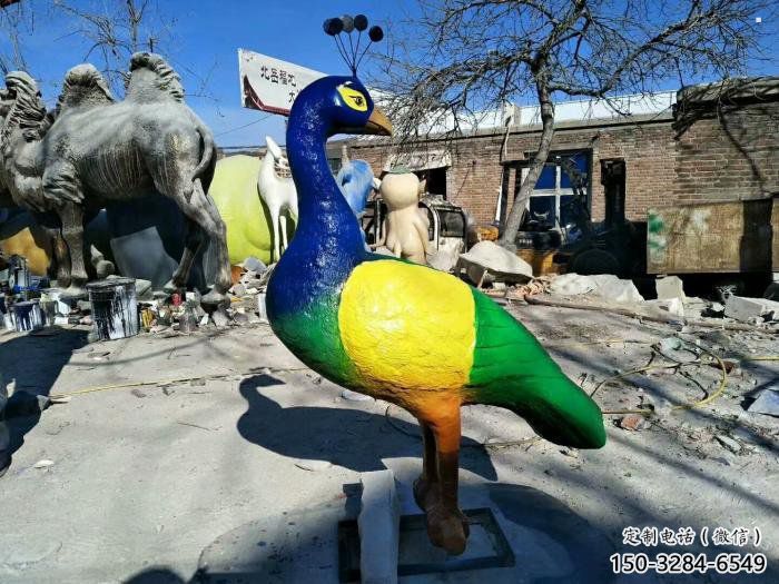 田間孔雀雕塑