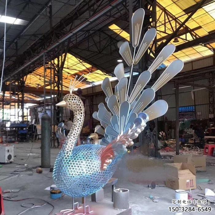 孔雀雕塑廠家，小區(qū)擺件，不銹鋼鏤空孔雀雕塑制造商