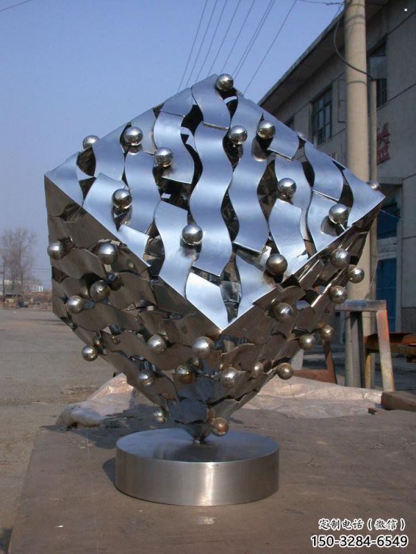 戶外正方形雕塑