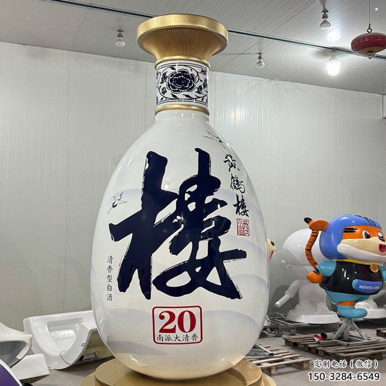 洋酒瓶雕塑承接，景觀雕塑，玻璃鋼洋酒瓶雕塑定制