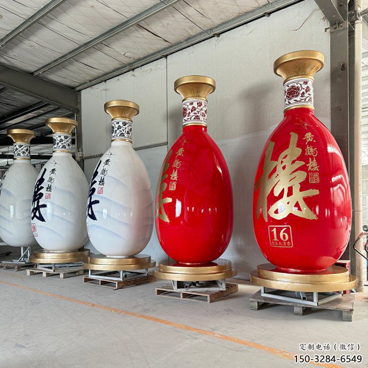 洋酒瓶雕塑預(yù)定，小區(qū)擺件，玻璃鋼洋酒瓶雕塑廠家