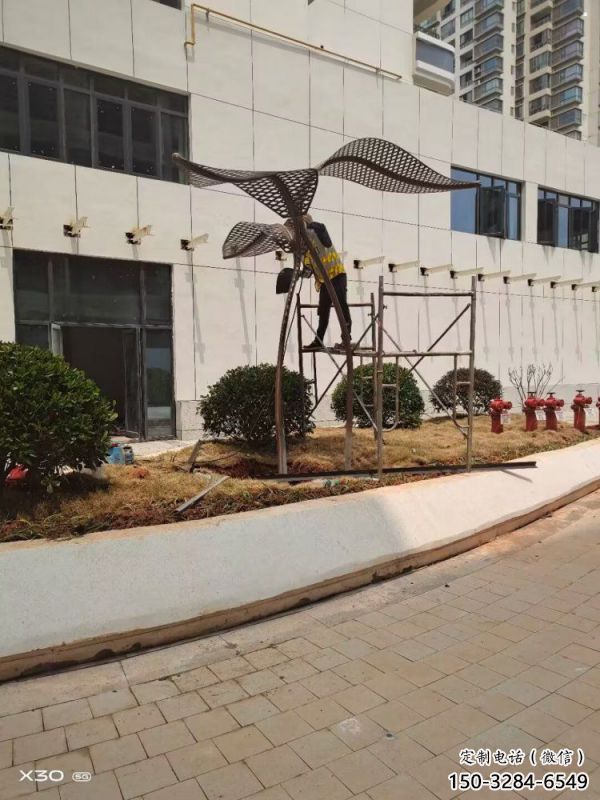 金屬樹葉雕塑廠家，街頭藝術，彩繪仿真樹葉雕塑制造商