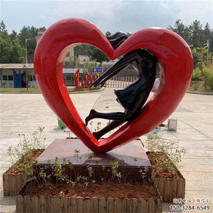 街道心形人物雕塑