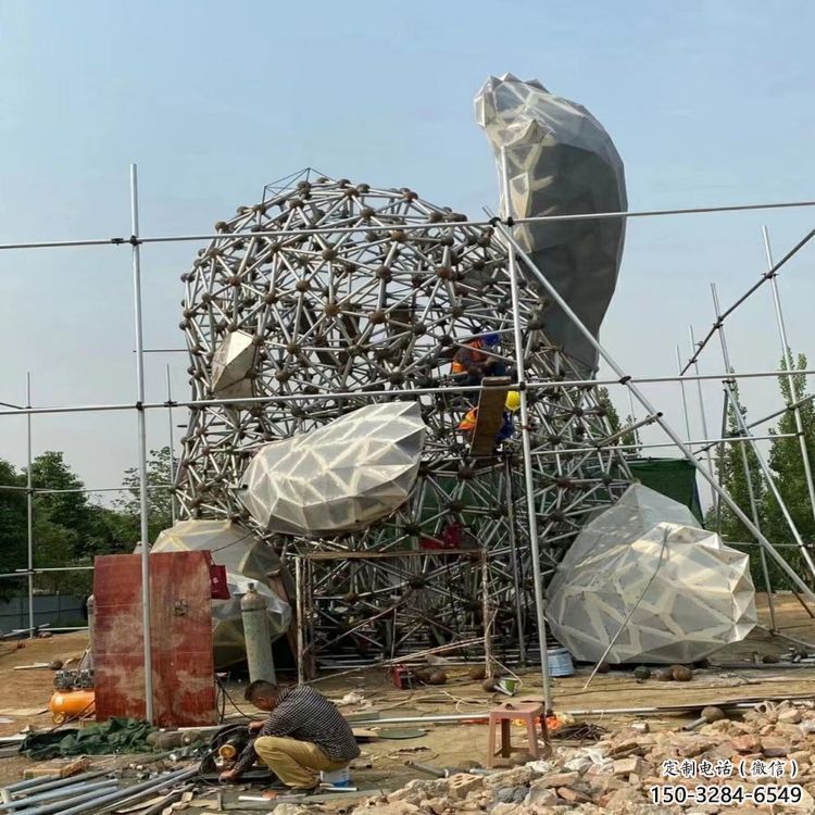 熊貓雕塑工廠標(biāo)準(zhǔn)，多彩藝術(shù)，鏤空切面熊貓雕塑供應(yīng)