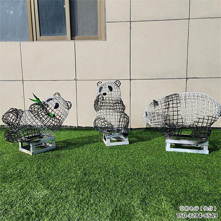 金屬熊貓雕塑廠家，城市雕塑，彩色鏤空熊貓雕塑指用