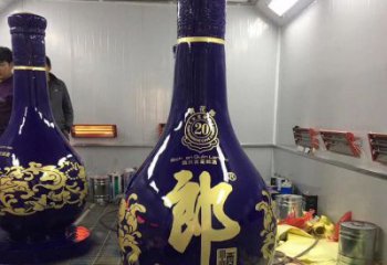 洋酒瓶雕塑選用，多彩藝術(shù)，玻璃鋼洋酒瓶雕塑展品