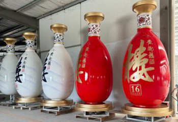 洋酒瓶雕塑預(yù)定，小區(qū)擺件，玻璃鋼洋酒瓶雕塑廠家