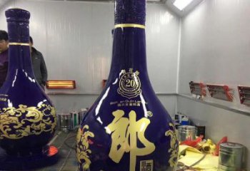 洋酒瓶雕塑專供，彩繪工藝，玻璃鋼洋酒瓶雕塑標(biāo)準(zhǔn)廠家