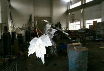 楓葉雕塑承接，城市裝飾，大型不銹鋼楓葉雕塑廠家