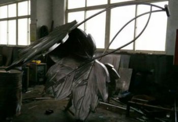 楓葉雕塑服務(wù)商，噴泉雕塑，不銹鋼楓葉雕塑訂做廠家