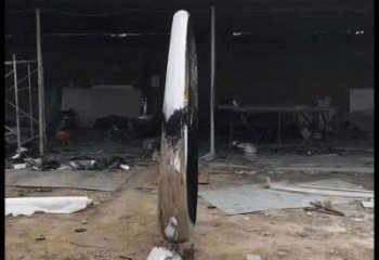 抽象月牙雕塑，小區(qū)雕塑，鏤空月牙雕塑制作精選