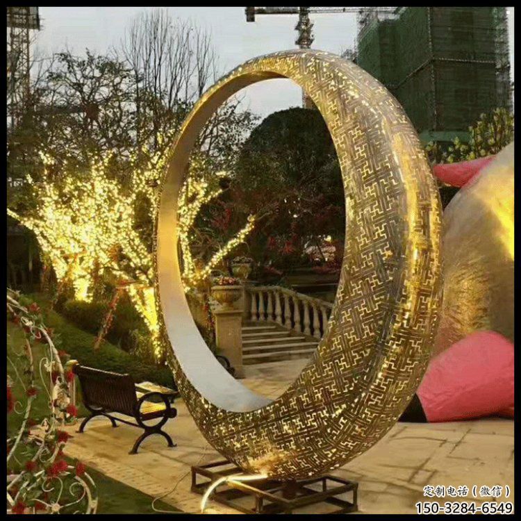 月牙雕塑制造，白鋼構(gòu)件，鏤空月牙雕塑提供