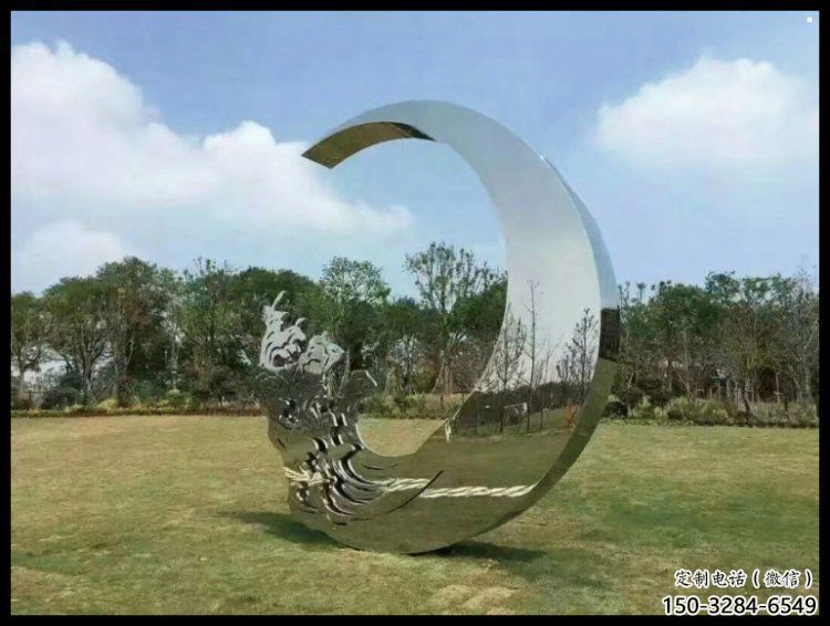 公園月牙雕塑