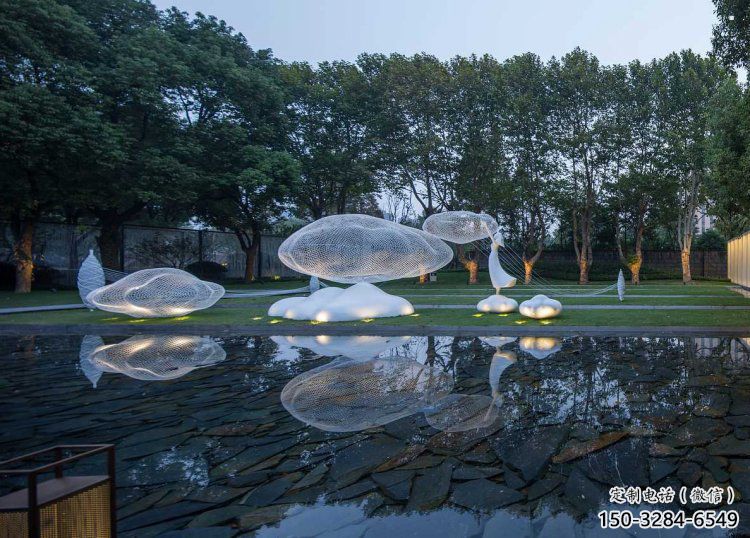 云朵雕塑供應(yīng)，花園小品，戶外鏤空云朵雕塑展品