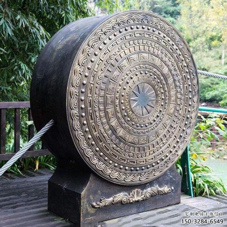 銅鼓雕塑預定，小區(qū)擺件，銅鼓雕塑主題精品