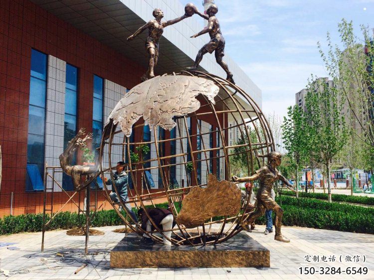 龍巖地球儀雕塑選定，拉絲工藝，地球儀人物雕塑預(yù)定