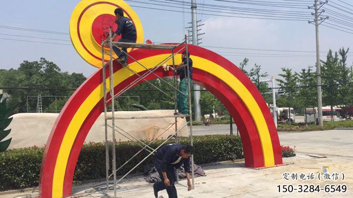 七里河烤漆拱門雕塑，彩虹圖案設(shè)計(jì)，不銹鋼大門雕塑實(shí)景