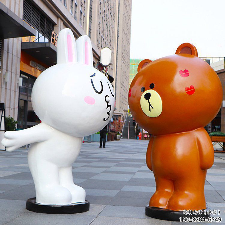 寬城步行街布朗熊雕塑，玻璃鋼動(dòng)物雕塑，卡通方式