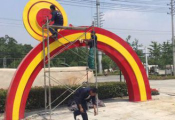 芙蓉烤漆拱門雕塑，彩虹圖案設(shè)計，不銹鋼大門雕塑實景